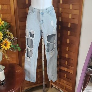 TOP TRENDS destroyed denim jeans